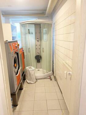 Raum links mit Dusche - 