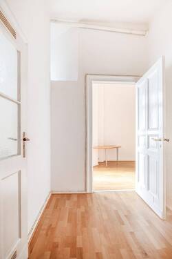 Flur mit Zimmer - Citynah & ruhig: 1,5-Zimmer-Wohnung am Volkspark Wilmersdorf