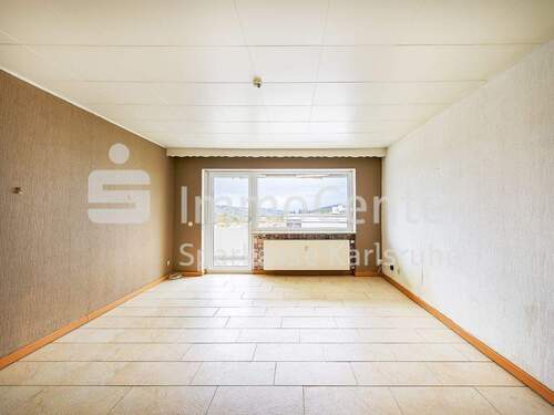 Wohnzimmer - Wohnen über den Dächern: 3-Zimmer-Eigentumswohnung mit Balkon und Garage in Waldbronn-Reichenbach