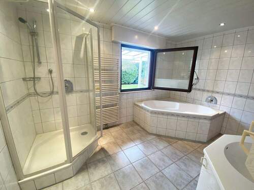 großzügiges Hauptbad - 