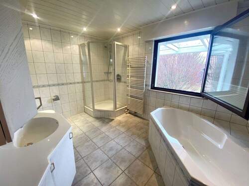 großzügiges Hauptbad - 