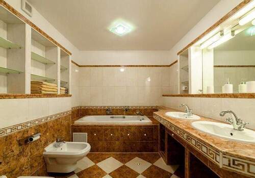 Hochwertiges Badezimmer 1 im Obergeschoss - 