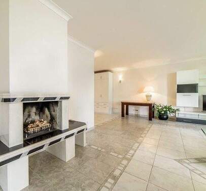 Wohnbereich mit Kamin - Wohntraum im edlen Blankenese: Zwei großzügige Wohneinheiten in idyllisch ruhiger Wohnlage