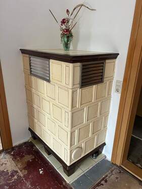 Kachelofen im Wohnzimmer - 2 Zimmer Etagenwohnung in Königshain-Wiederau