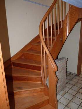 EG mitte Flur mit Treppe - 