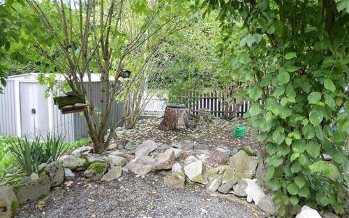 kleine Terrasse im Vorgarten - 