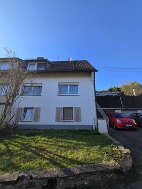 Frontansicht - Gepflegte Doppelhaushälfte mit großem Grundstück