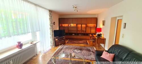 Stilvolles Wohnzimmer mit Zugang zum Balkon - Etagenwohnung mit 97,90 m² in Oldenburg zum Kaufen