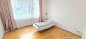 Das große Schlafzimmer, ebenfalls mit Parkett - 