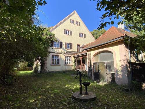 Garten mit Hausansicht - 1 Zimmer Mehrfamilienhaus, Wohnhaus zum Kaufen in Feuchtwangen