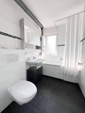 WC - Frisch renovierte 2-Zimmer-Wohnung mit Balkon - zentral in Pforzheim