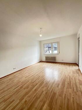 Wohnzimmer - 2 Zimmer Etagenwohnung in Pforzheim