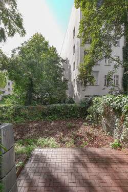 Blick von der Terrasse in den privaten Garten - 3 Zimmer Etagenwohnung in Berlin
