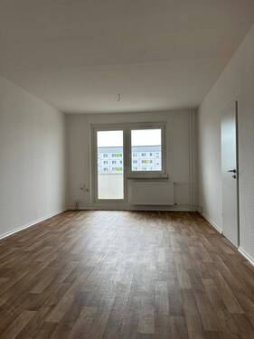 Wohnzimmer mit Balkonzugang - 