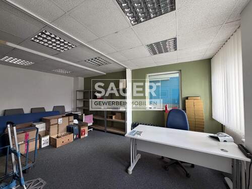 Büroraum im Erdgeschoss mit Fenster in die Halle zum Sektionaltor - 