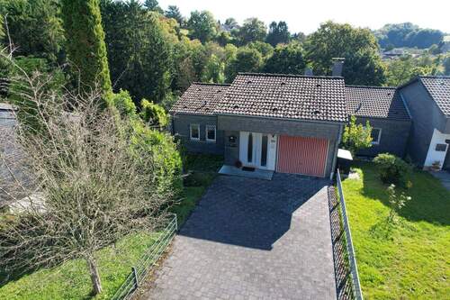 Frontansicht Drohne - Gepflegtes Einfamilienhaus mit Garage und traumhaftem Grundstück in Leverkusen- Lützenkirchen