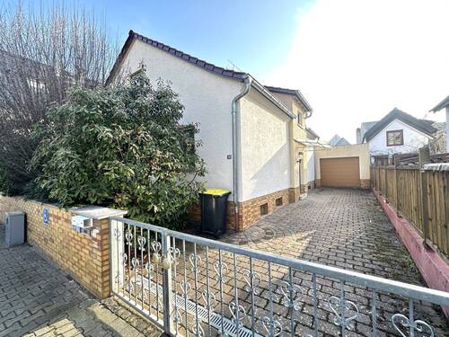 Einfahrt zur Garage - 4 Zimmer Einfamilienhaus in Trebur / Astheim