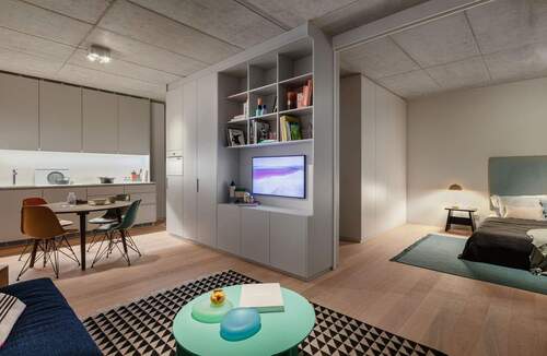 AT_Musterwohnung Suites_Küche Wohnzimmer und Schl - 