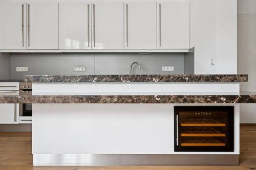 Exklusive Designküche mit integriertem Weinkühlschrank - 2 Zimmer Etagenwohnung in Berlin