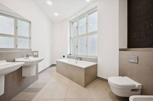 Exklusives Hauptbadezimmer mit luxuriöser Ausstattung - 