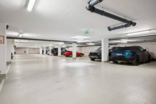 Exklusive Tiefgarage mit großzügigen Parkmöglichkeiten - 