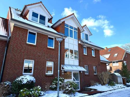 Haus Eingangsseite - Helle und gemütliche Wohnung in guter Wohnlage