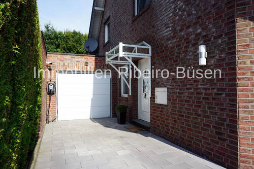 Hauseingang mit Garage und Wallbox - 4 Zimmer Doppelhaushälfte zum Kaufen in Niederkrüchten