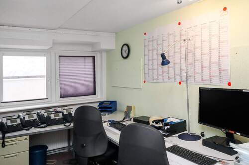 aktuell Büroraum im Keller - 