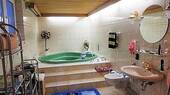 Wellnessraum mit Whirlpool - 