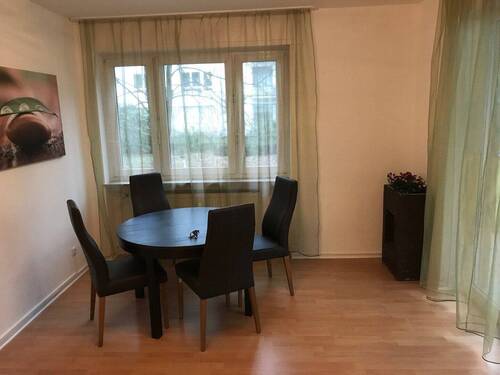Wohnzimmer 2 - 2 Zimmer Etagenwohnung zur Miete in Frankfurt am Main