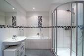 Bad mit Wanne und Dusche - 