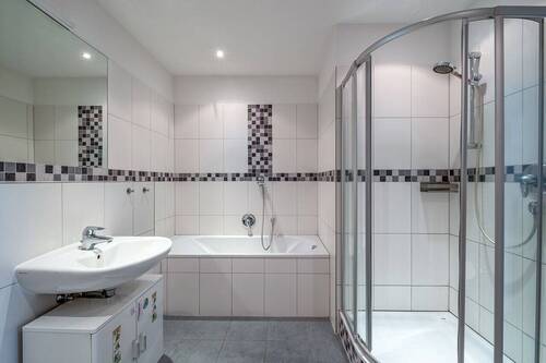 Bad mit Wanne und Dusche - 