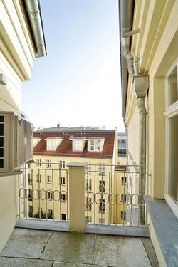 Balkon mit Blick zum Innenhof - 