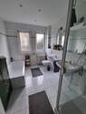 Modernes Badezimmer mit Dusche und Wanne - 