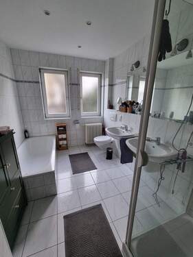 Modernes Badezimmer mit Dusche und Wanne - 