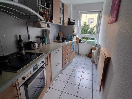 separate Küche mit Fenster und EBK - 