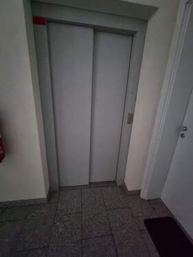 Aufzug von der Tiefagarage - 
