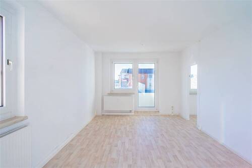 Wohnzimmer mit Zugang zur Küche - 