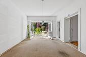 Wohn-/Esszimmer mit Zugang zur Terrasse - Einfamilienhaus mit 188,00 m&sup2; in Berlin zum Kaufen