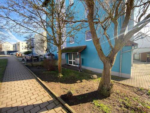 Hauseingang Nordseite - 1 Zimmer Etagenwohnung zum Kaufen in Langenzenn