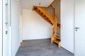 Flur und Treppe ins DG - 