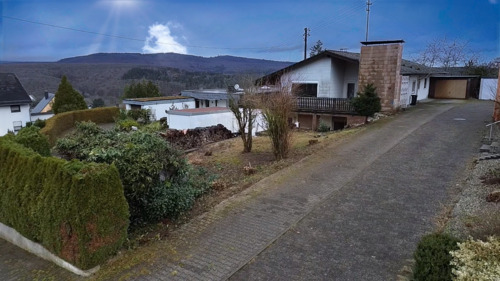 Hausfront - Wohnen im Bungalowstil mit Einliegerwohnung und Wellnessbereich in ruhiger Lage