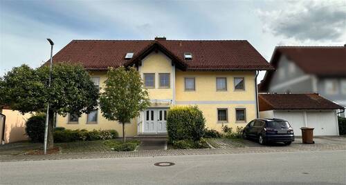Haus Eingangsseite - Top gepflegte Dachgeschosswohnung in Plattling.