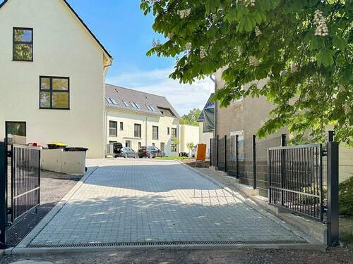 Elektrische Toreinfahrt - 4 Zimmer Reihenendhaus in Leipzig
