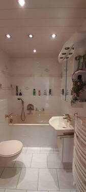 Bad mit hochwertigen Armaturen - 