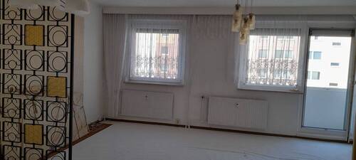 Wohnzimmer mit Zugang zum Balkon - 