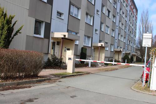 Zufahrt zum Parkplatz mit Schranke - 