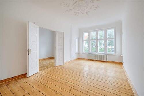 Raumperspektive Wohnen - Ein Stuckaltbau erfindet sich neu: renovierte Altbauwohnung mit Balkon