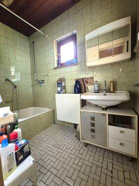 Badezimmer - 4 Zimmer Mehrfamilienhaus, Wohnhaus zum Kaufen in Saarbrücken