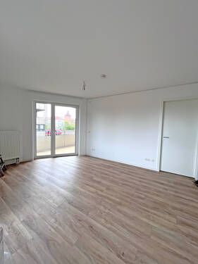 Ansicht Wohnzimmer - Seniorenwohnung direkt am Opernhaus: 2,5-Zimmer-Wohnung mit Loggia, Einbauküche und 24h-Service